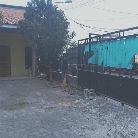 Hotel Kost Backpacker Sidoarjo Exterior foto